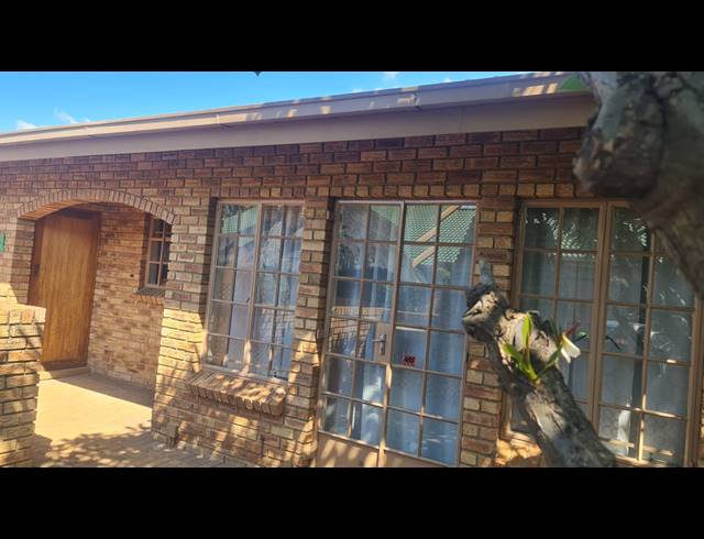3 BEDROOM TOWNHOUSE FOR SALE IN PROTEA PARK